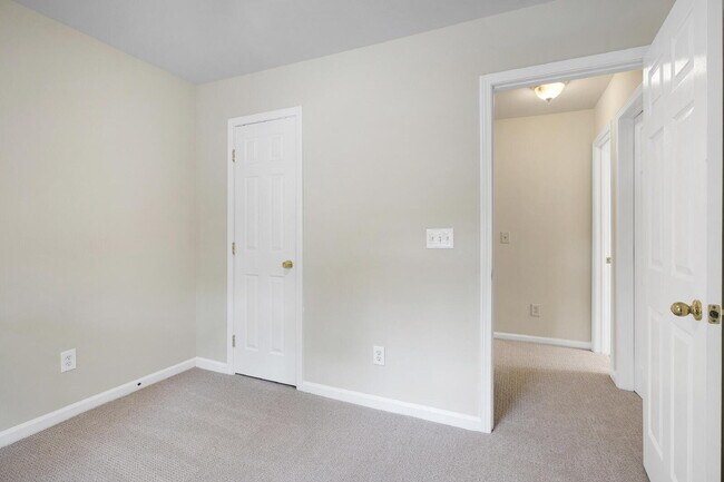 Building Photo - 812 Walnut Woods Dr