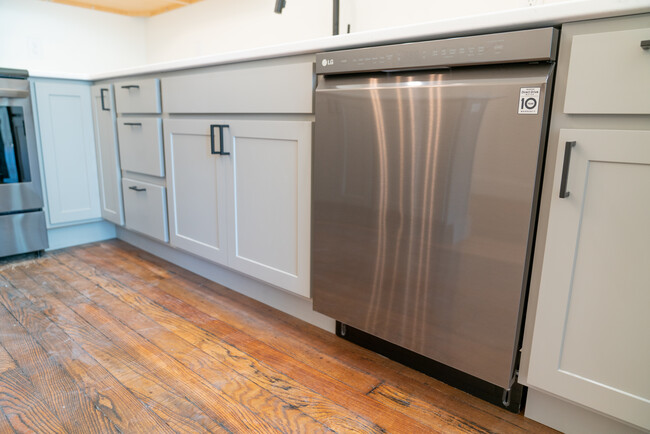 Kitchen Dishwasher - 123 N 4th St