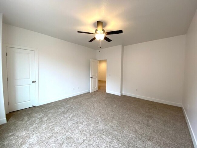 Building Photo - 438 N Stone Mountain Dr