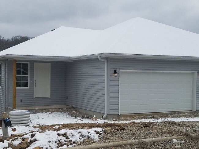 Building Photo - 3 Bedroom 2 Bath 2 Car Garage For Rent in Branson MO