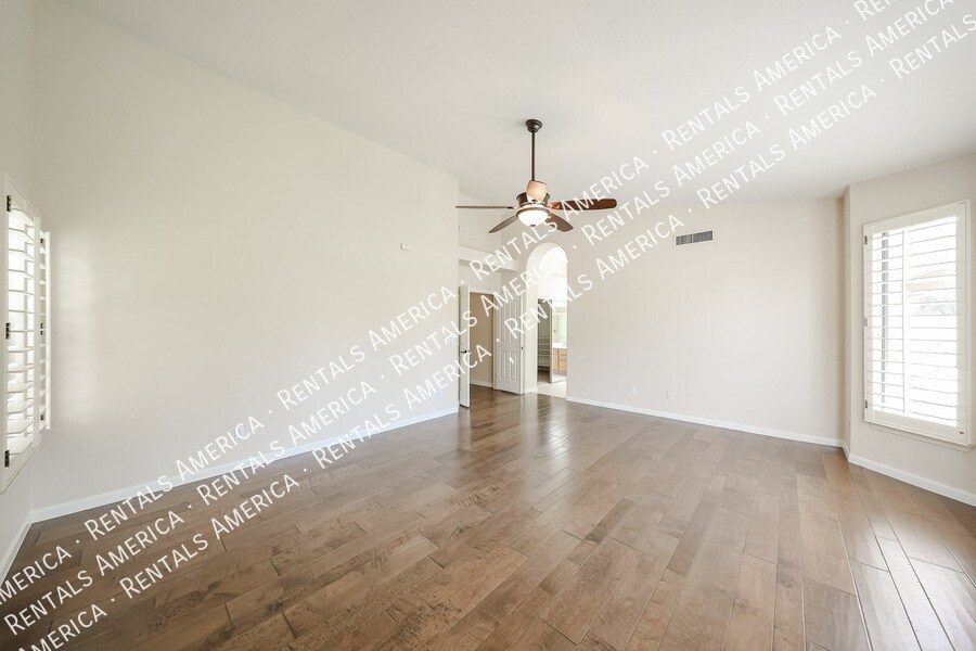 Building Photo - 1635 W Wisteria Dr