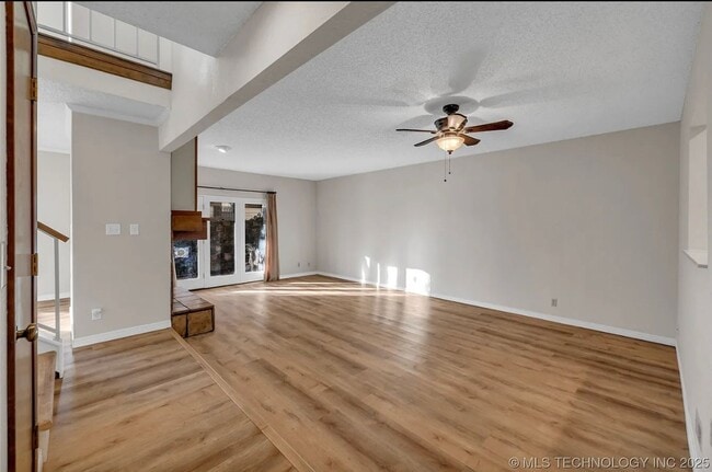 Building Photo - Gorgeous Condo in The Gated Community of The Timbers!
