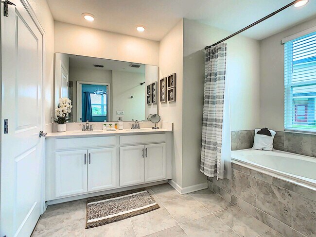 Building Photo - 1520 Oasis Club Blvd