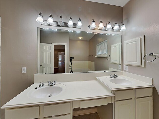 Building Photo - 2865 Westhollow Dr
