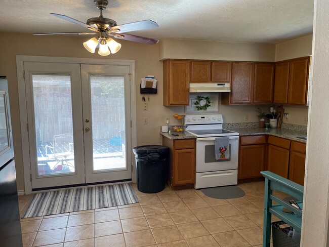 Building Photo - AVAILABLE FOR AUGUST PRE-LEASE Charming 3 ...