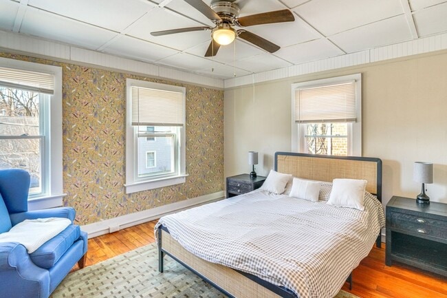 Building Photo - Renovated 2 Bedroom + Den w/ Private Garden Access