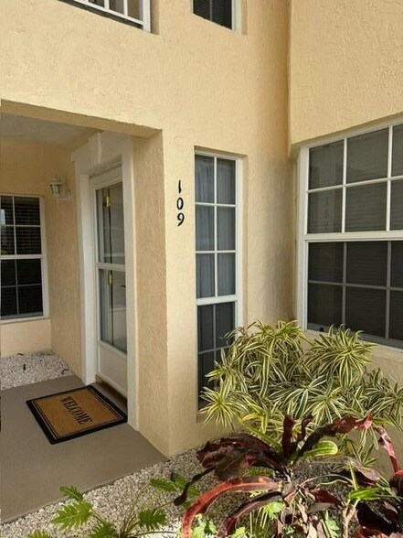 Building Photo - 740 Lake Orchid Cir