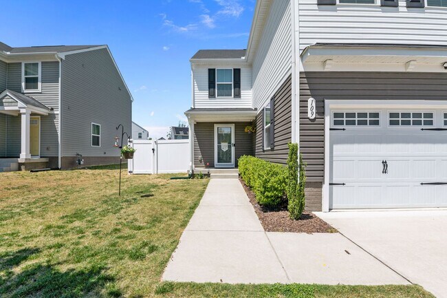 Building Photo - Beautiful 4-Bedroom Home with Fenced Backyard & Open Floor Plan!