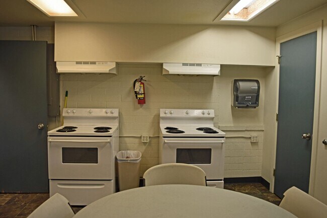 Building Photo - Furnished Efficiency Near Hospitals and Do...