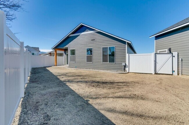 Building Photo - Newer Construction with 28X36 Shop!