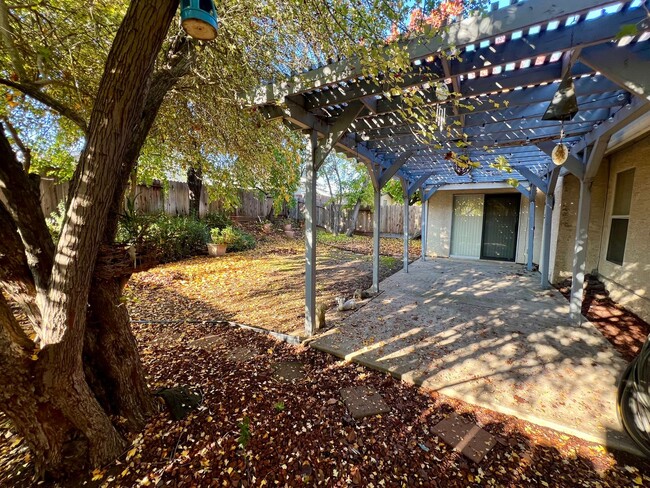 Building Photo - Charming and spacious 3 bed/2 bath home in...