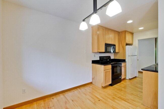 Building Photo - Very Spacious 2BR 2BA Condo in the Heart o...