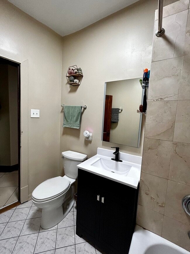 Building Photo - 2340 W Thomas St