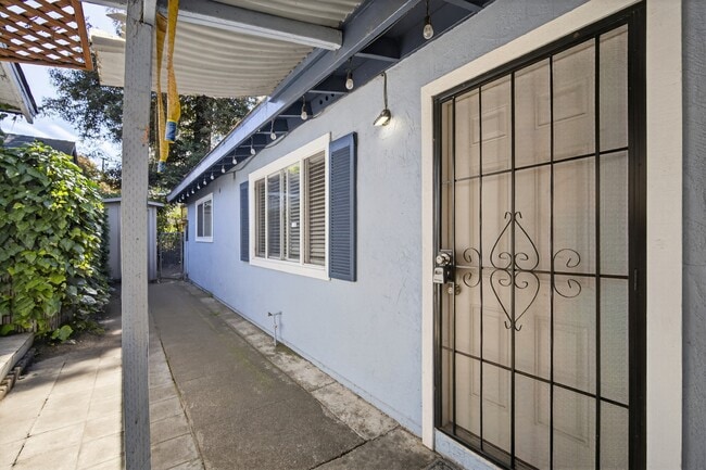 Building Photo - 2046 Rutherford St