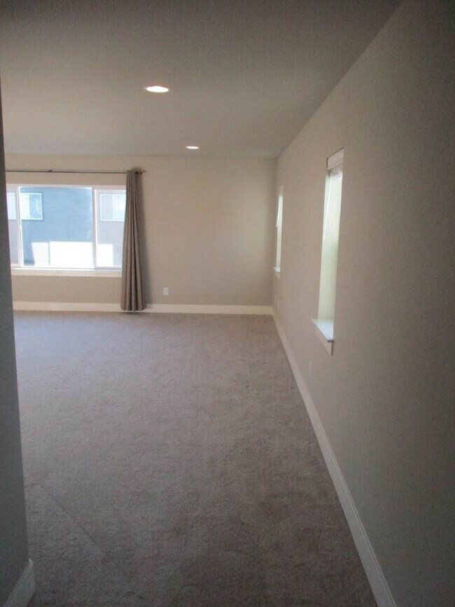 Building Photo - 4 Bedroom 2.5 Bathroom Harbor Hills Home