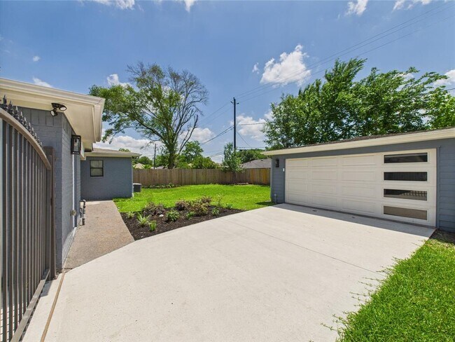 Building Photo - 5627 Cerritos Dr