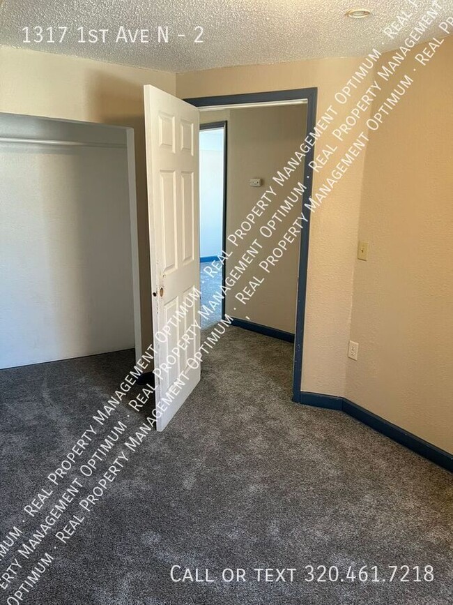 Building Photo - 3 Bedroom 1 1/2 Bath Upper Level Duplex in...