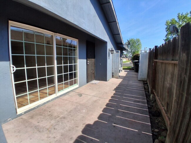 Building Photo - Thistlewood3505/3507