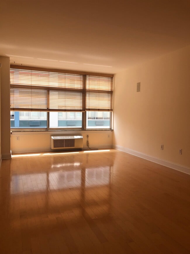 Building Photo - 10 Regent St