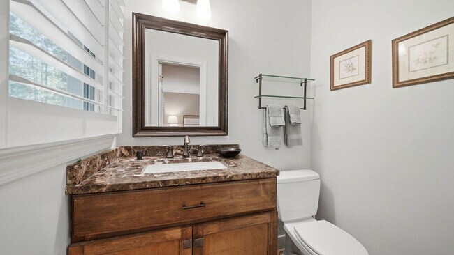 Building Photo - Charming Signal Mountain Home