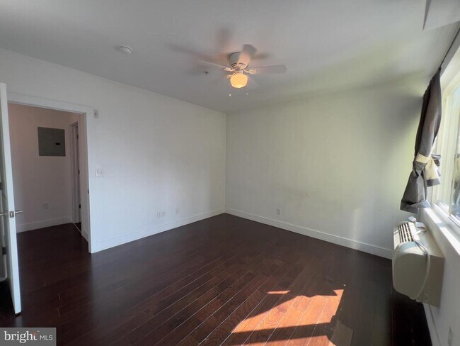 Building Photo - 1637 Poplar St