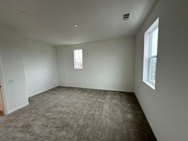 Building Photo - 1 Year Old Lenner 3 Bedroom + Loft Condo i...