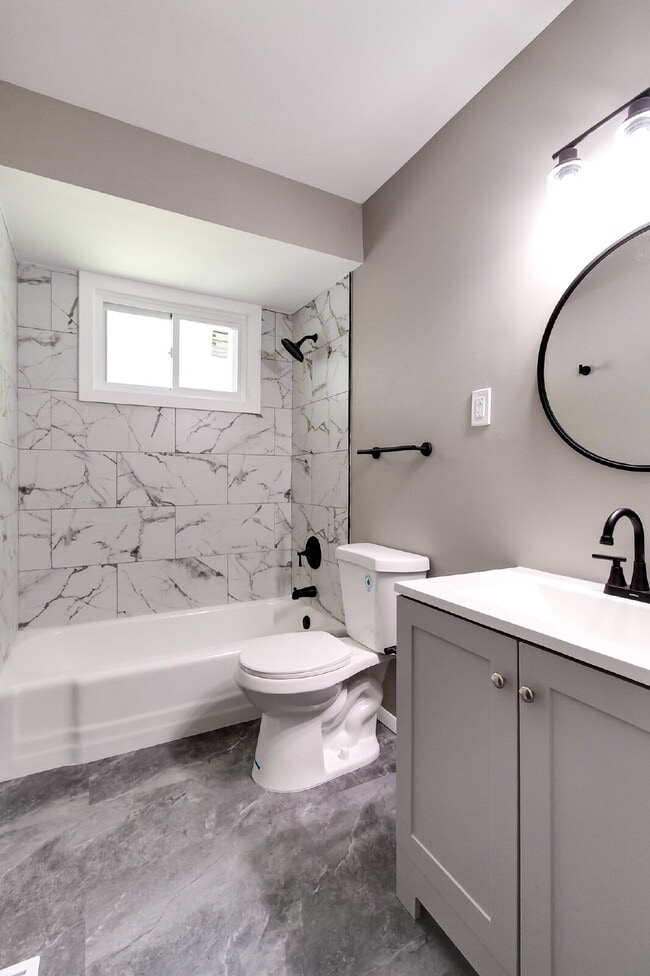 Building Photo - "Charming 4-Bed, 2-Bath Florissant Home wi...
