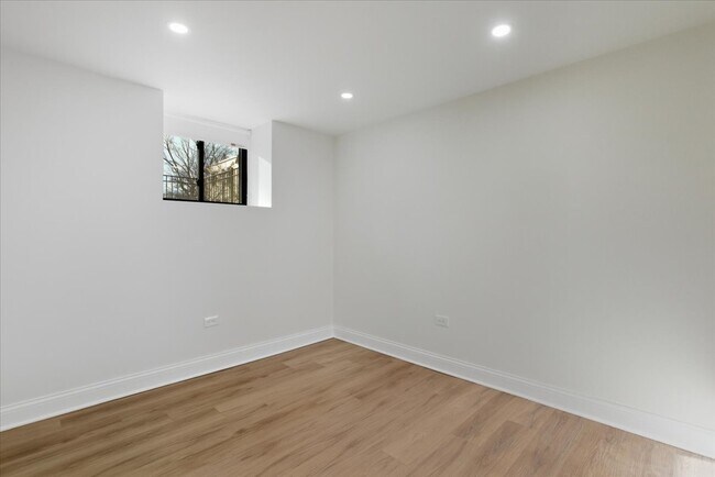 Building Photo - 4636 N Hamilton Ave