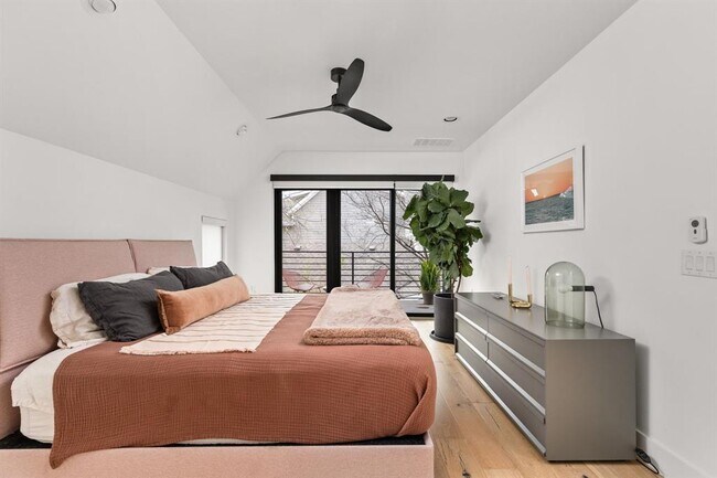 Building Photo - 1502 Waller St