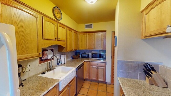 Building Photo - Charming two bedroom close to downtown. Furnished long term rental.