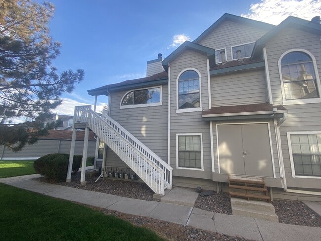 Building Photo - Charming Condo with a Loft!