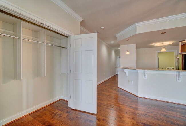 Building Photo - Super-Cool Lower Penthouse Condo Available 05-07-26!! Secured Entry, Garage Parking, Pet-Friendly!