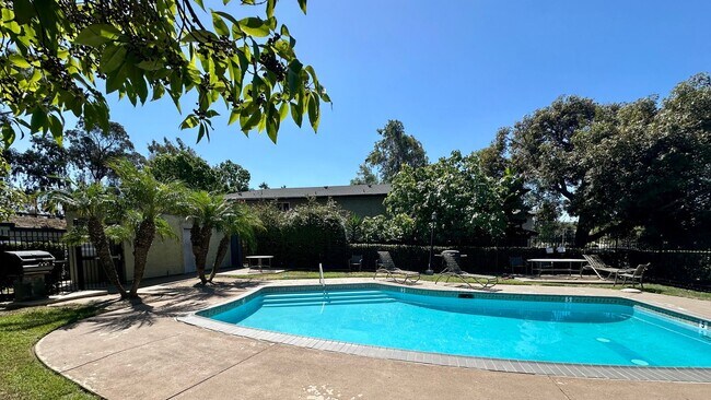 Building Photo - 321 Rancho Dr