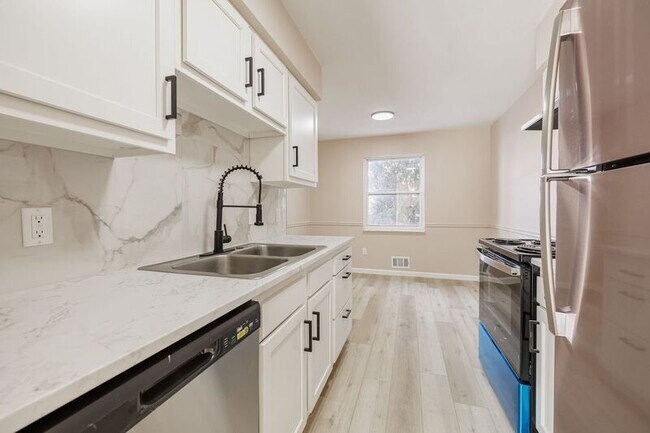 Building Photo - 14 Elm St