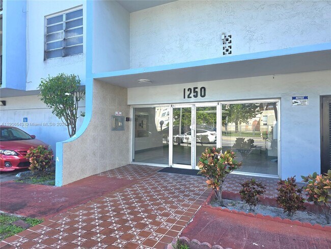 Building Photo - 1250 NE 125th St