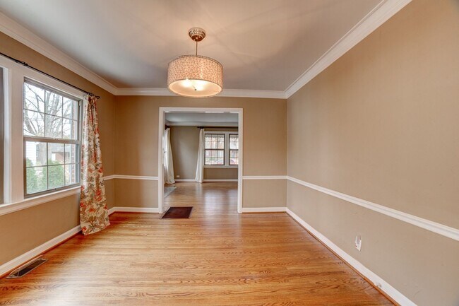 Building Photo - 3 Bed | 1 Bath in Midtown!