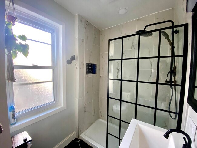 Building Photo - 2729 Reno St