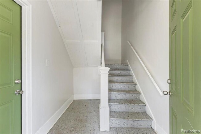 Building Photo - Stunning 2 bed and it's Section 8 friendly!