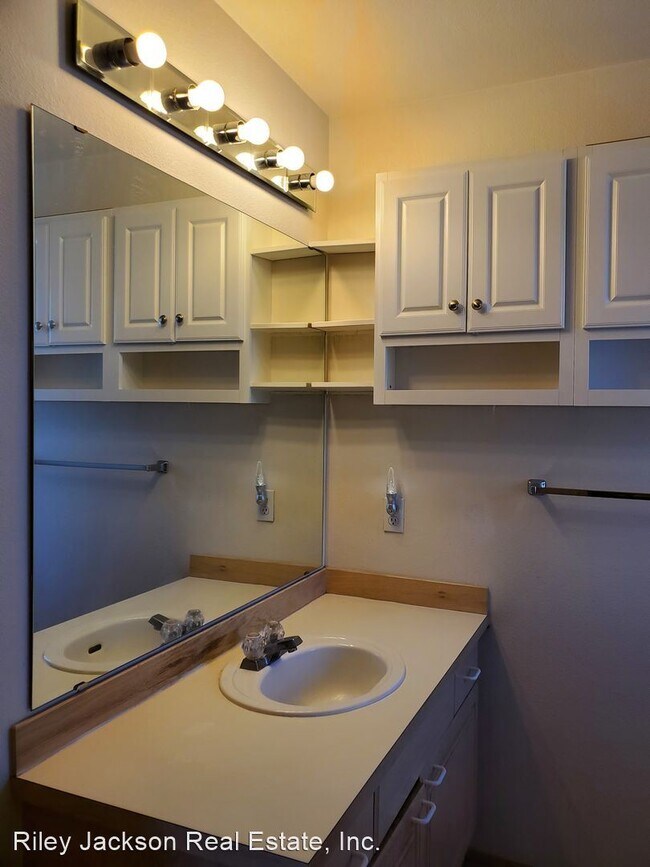 Building Photo - 3 br, 2.5 bath House - 5606 Mount Olympus ...