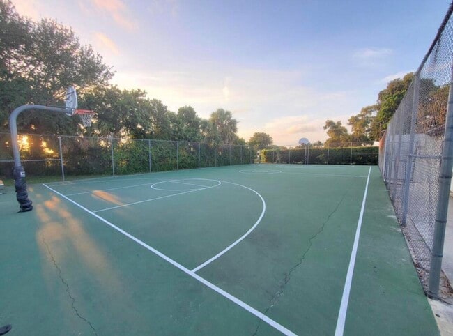 Building Photo - 423 Pine Tree Ct