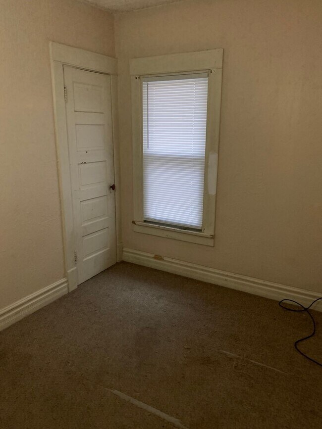 Building Photo - HOUSE FOR RENT  3 BR, 1 BA - Attached Garage - Central Air - Fenced in yard,