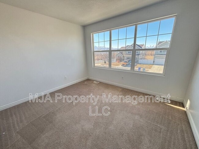 Building Photo - 31 Kintail St