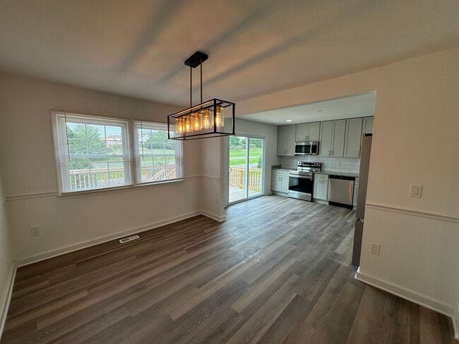 Building Photo - Spacious 5 Bed 3 Bath Home Walking Distanc...