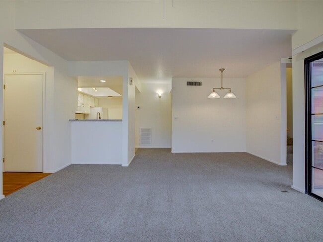 Building Photo - 2 Bedroom, 2 Bath