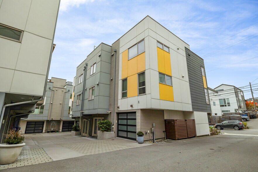 Building Photo - 2405 S Holgate St