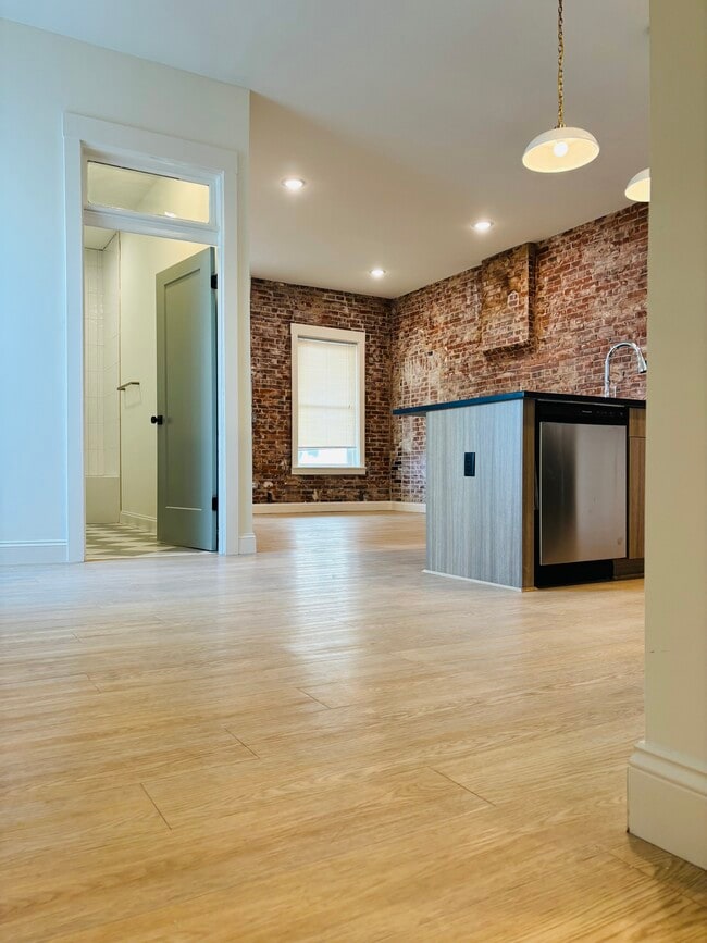 Building Photo - 711 Broadway St