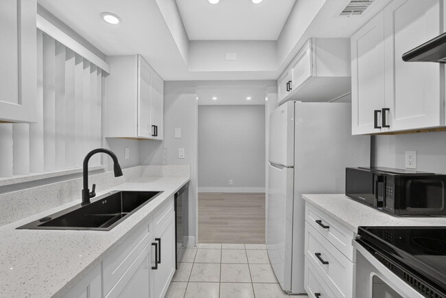 Building Photo - 2755 NE 28th Ave