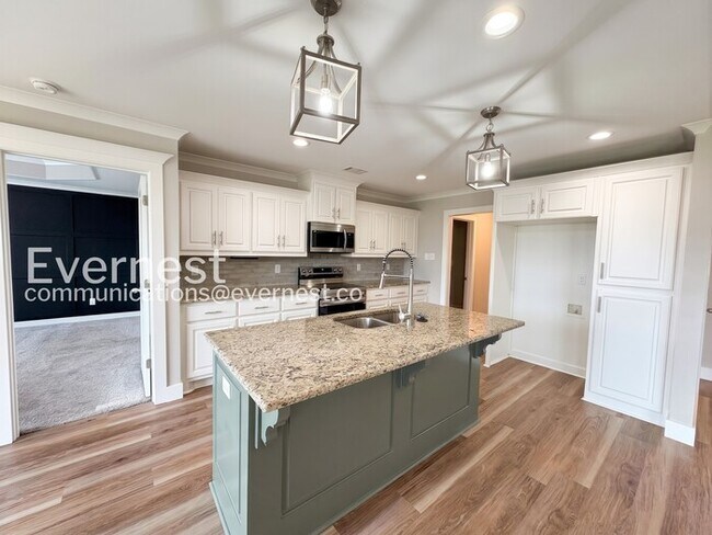 Building Photo - 4 Bed/2 Bath Home with Fenced Yard & Garage / Pet-Friendly / Available Now!