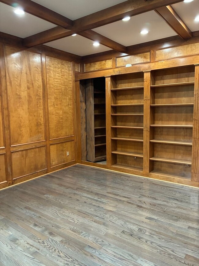 Building Photo - Magnificent 5-Bedroom Private Estate in Bu...
