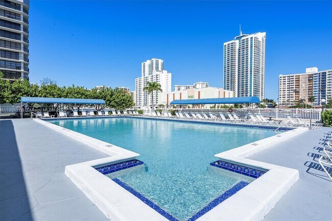 Building Photo - 600 Parkview Dr